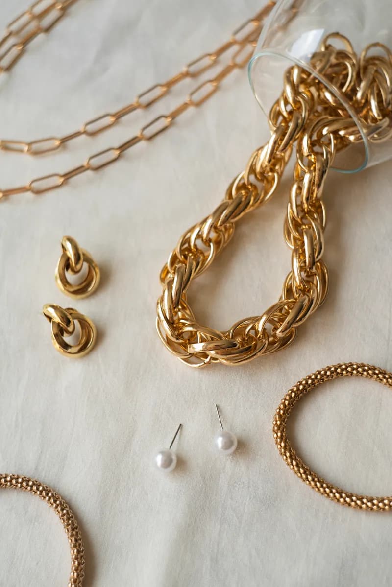 Gammelt arvet gullsmykke som skal restaureres av gullsmed