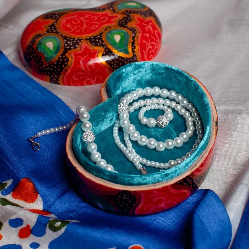 Perlekjede som skal omtres med nye silketråder og knuter mellom perlene