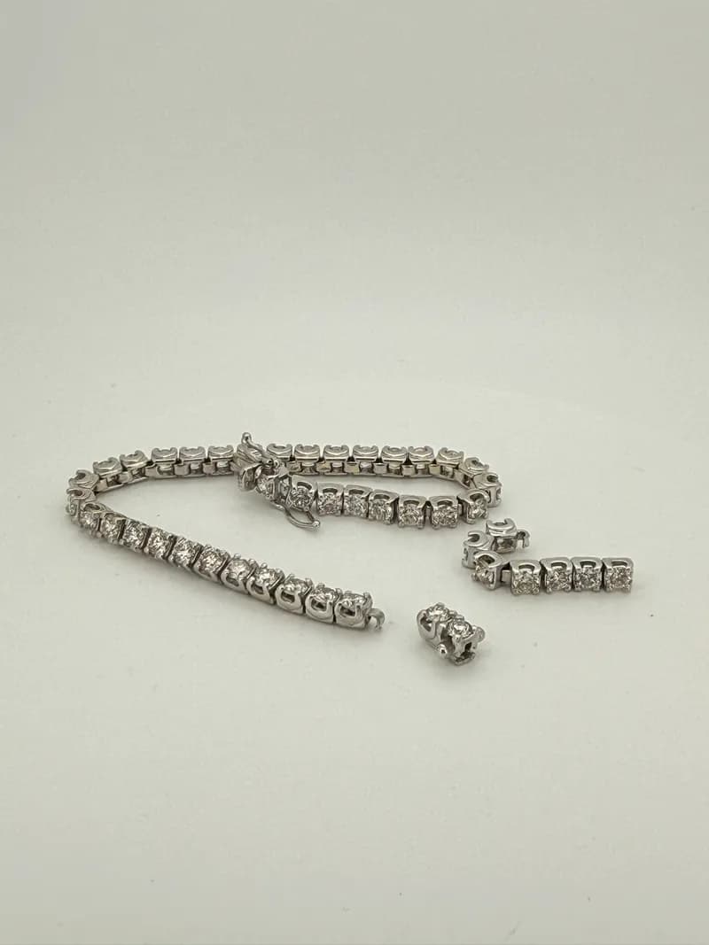 Tennisarmbånd med diamanter som trenger reparasjon av ledd og lås