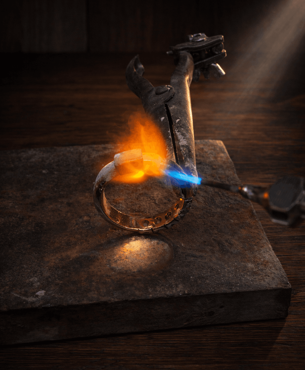 Ring som tas ut i størrelse ved å sette inn ekstra gullmetall og lodde